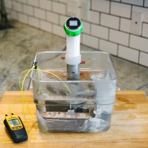 Cooking en sous vide water bath; utilizing Nomiku immersion circulator and K-type thermocouple probe